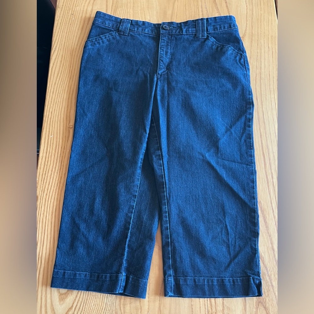 Lee just below the waist blue jean denim capris, size 10 medium women’s